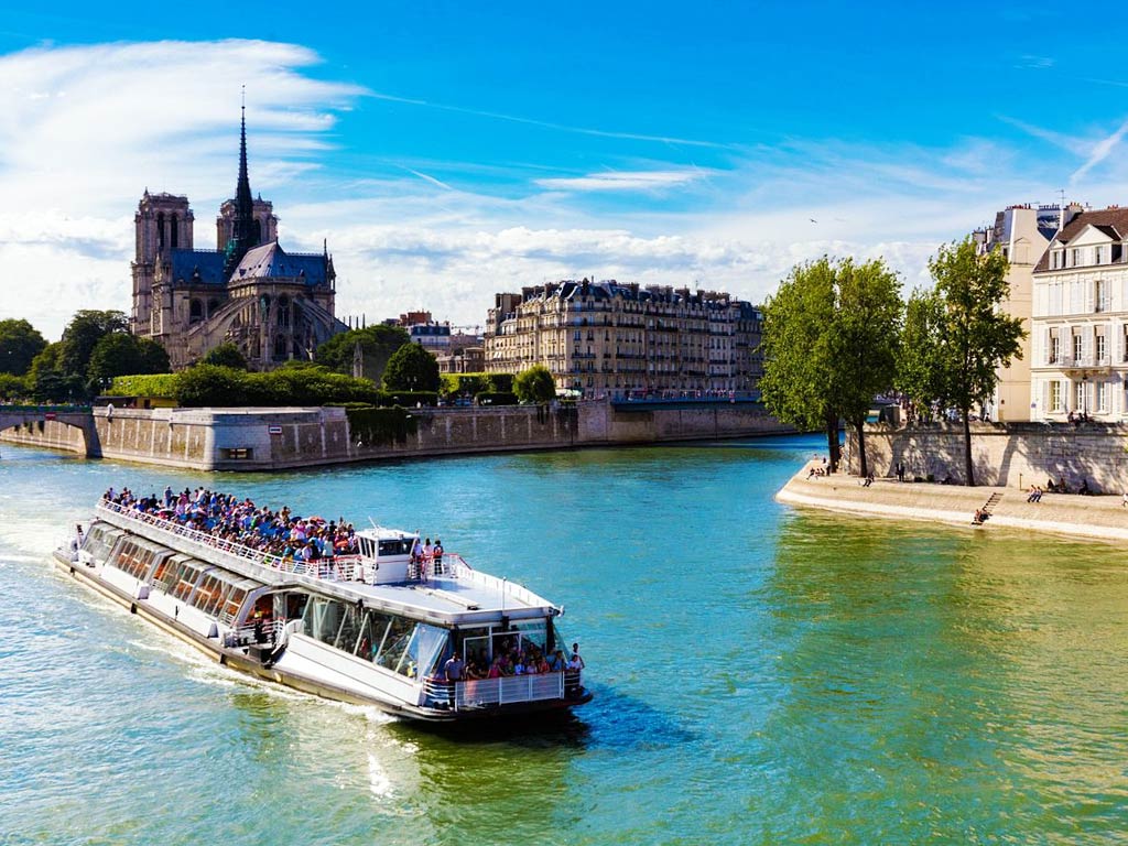 Seine River Cruise Paris by bateaux mouches - Paris Whatsup