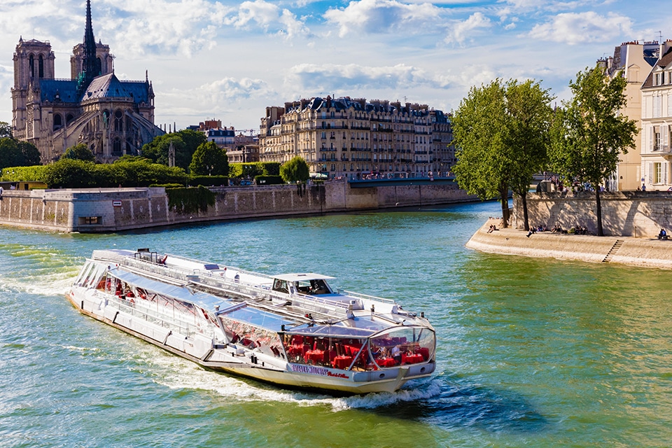 Seine river cruise in Paris by bateaux mouches - Paris Whatsup