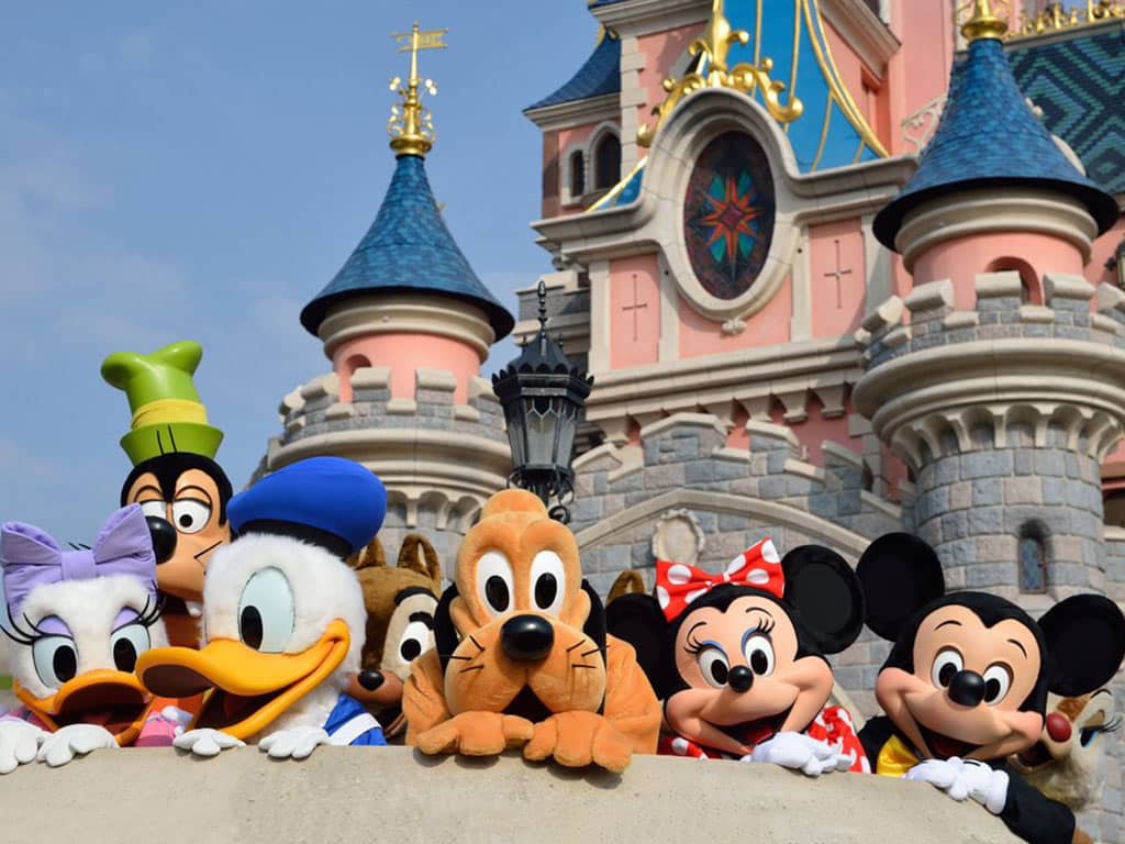 The Disney characters at the castle in Disneyland Paris, book your tickets at GetYourTicket - Paris Whatsup