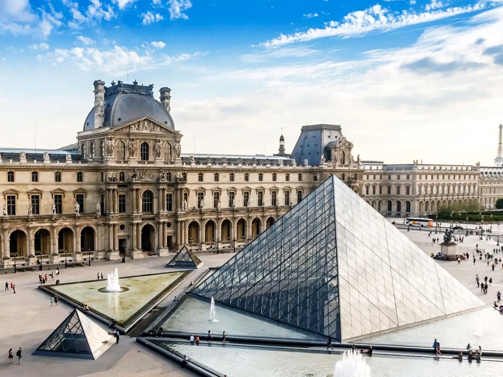 Louvre museum paris entrance glass pyramid - Paris Whatsup